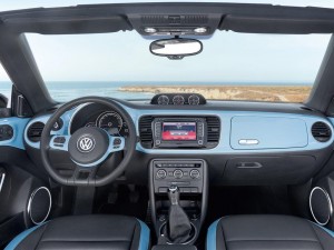 2013-Volkswagen-Beetle-Cabriolet-60s-Edition-Dashboard